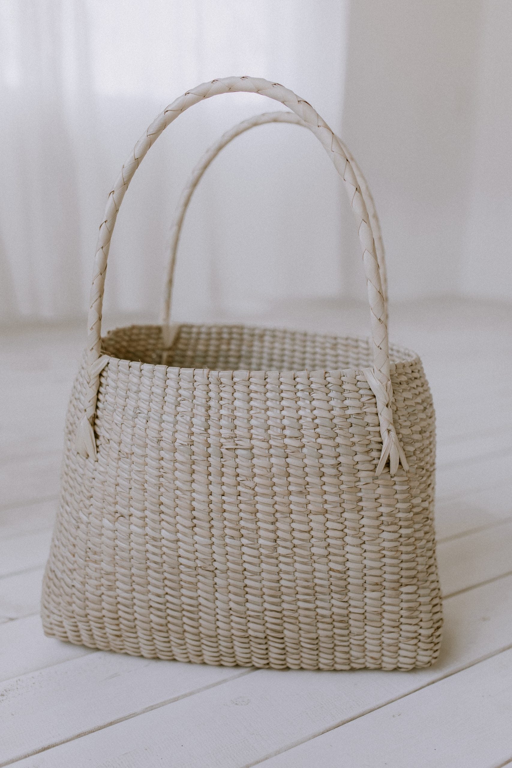 Ava Handheld Basket (M)