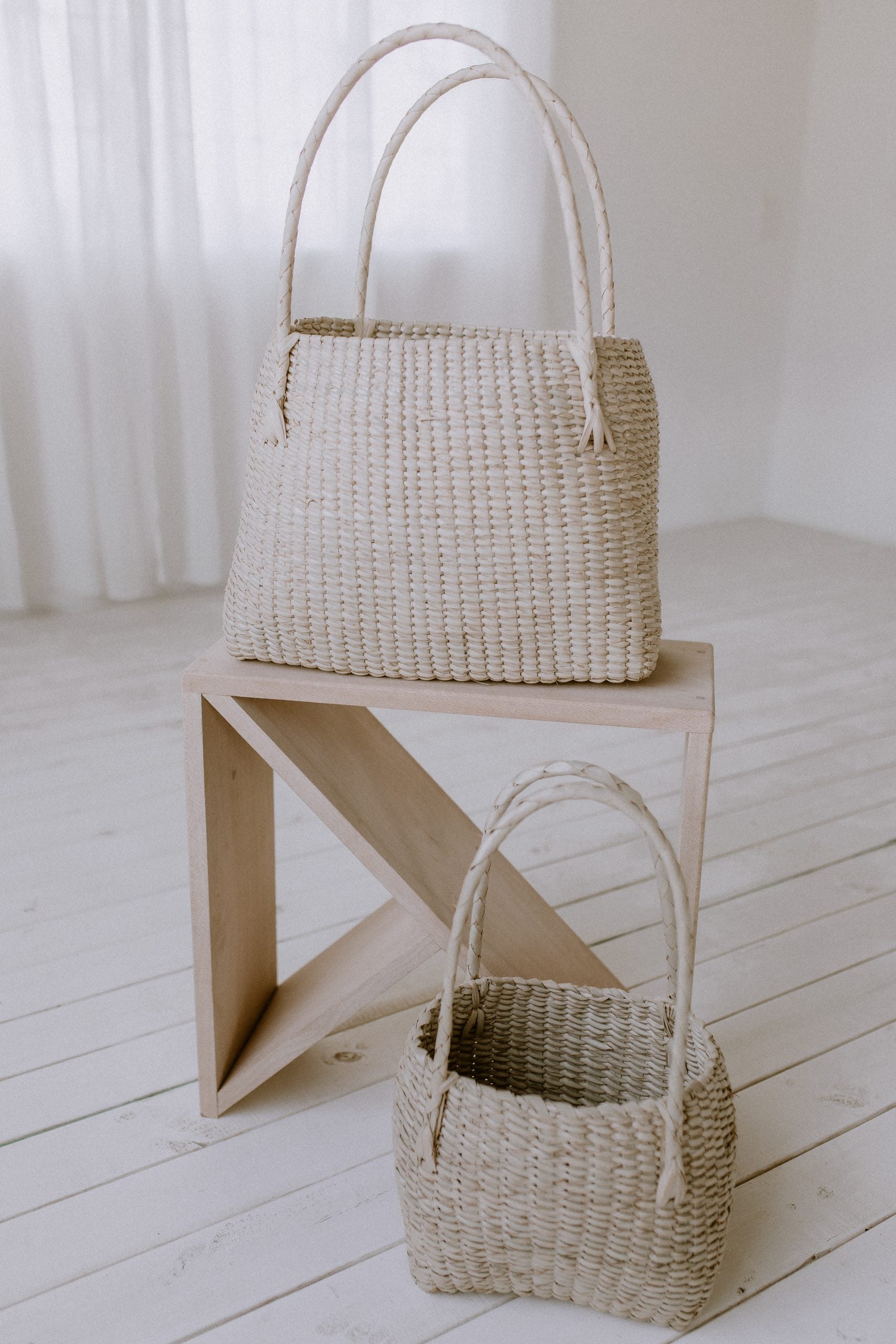 Ava Handheld Basket (M)